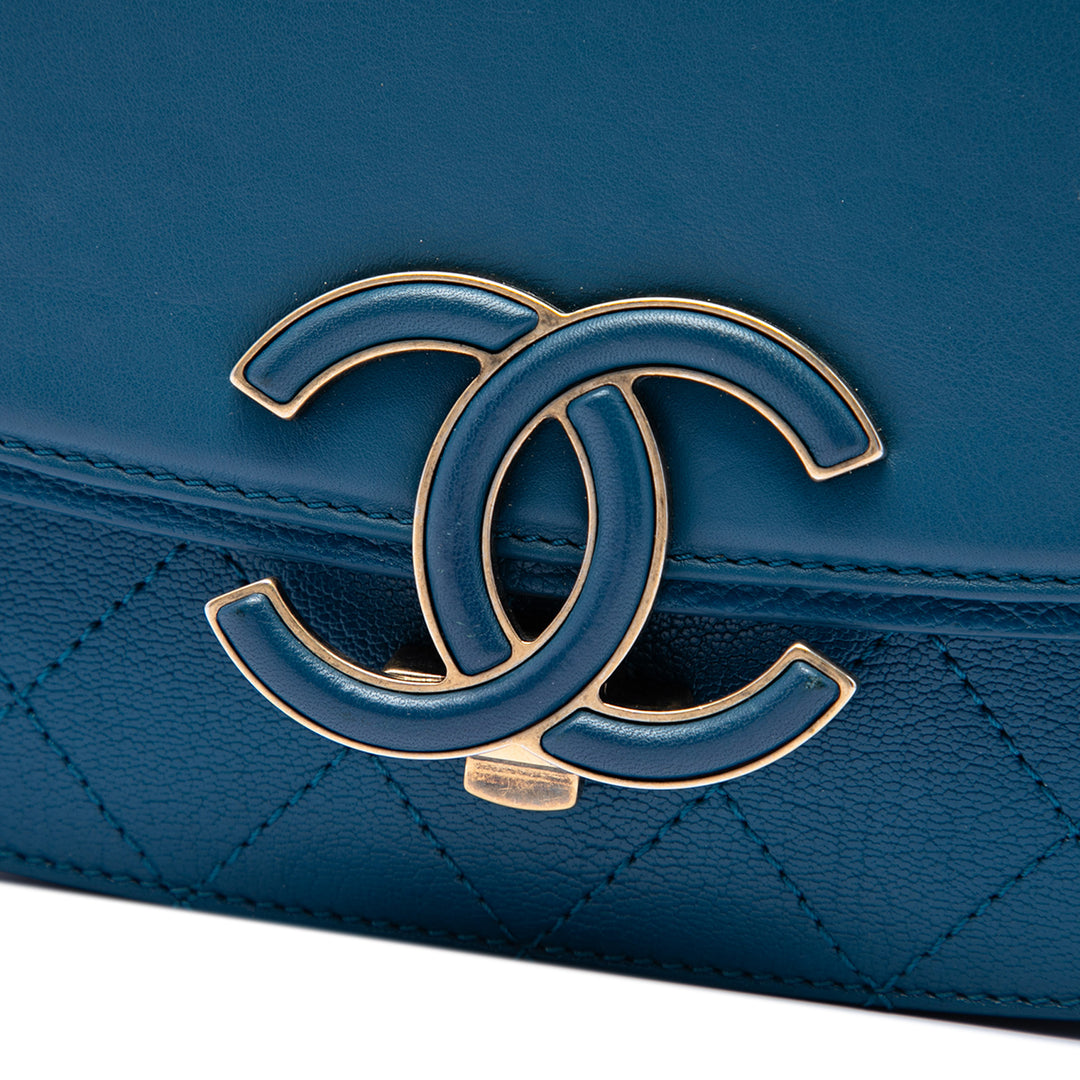 Chanel Medium brillant Cuir de veau et Matelassé Cuir de chèvre Coco Curve à rabat