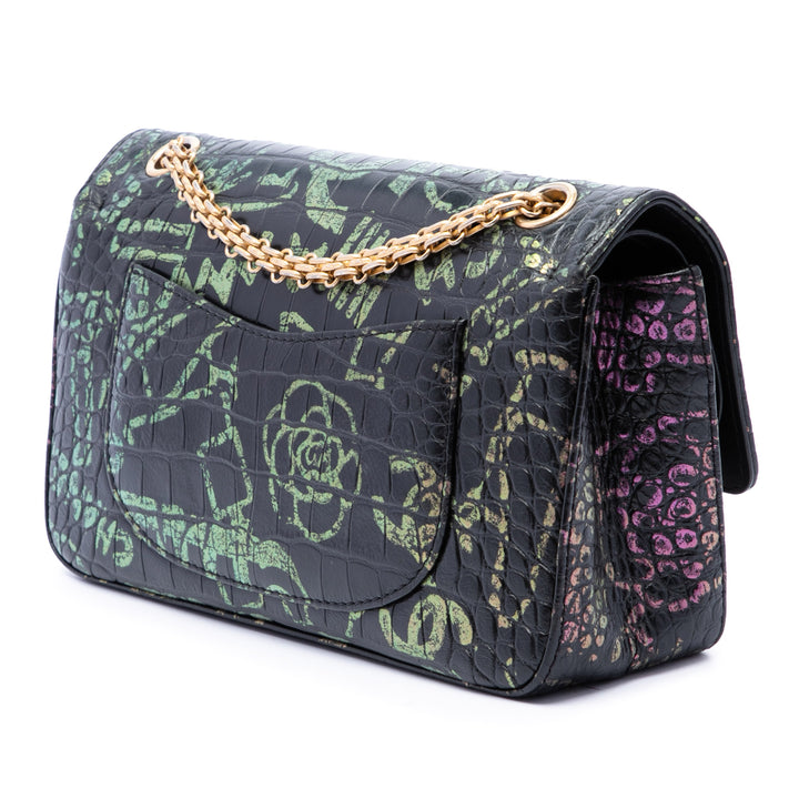 Chanel Croc embossé Graffiti Cocodile Reissue 2.55 Double rabat 226 Cuir de veau Noir – vue 2 – GABY PARIS