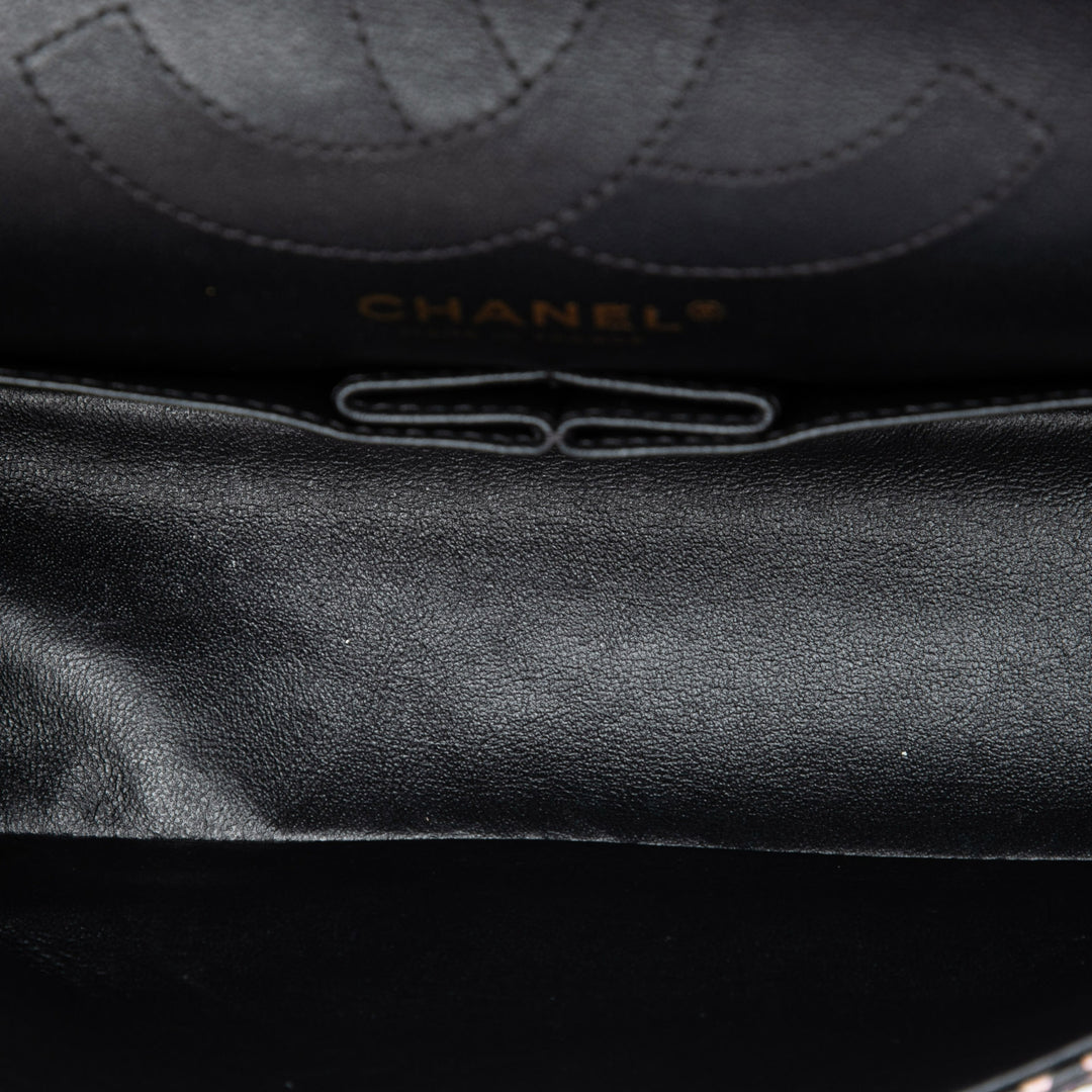 Chanel Croc embossé Graffiti Cocodile Reissue 2.55 Double rabat 226 Cuir de veau Noir – vue 4 – GABY PARIS