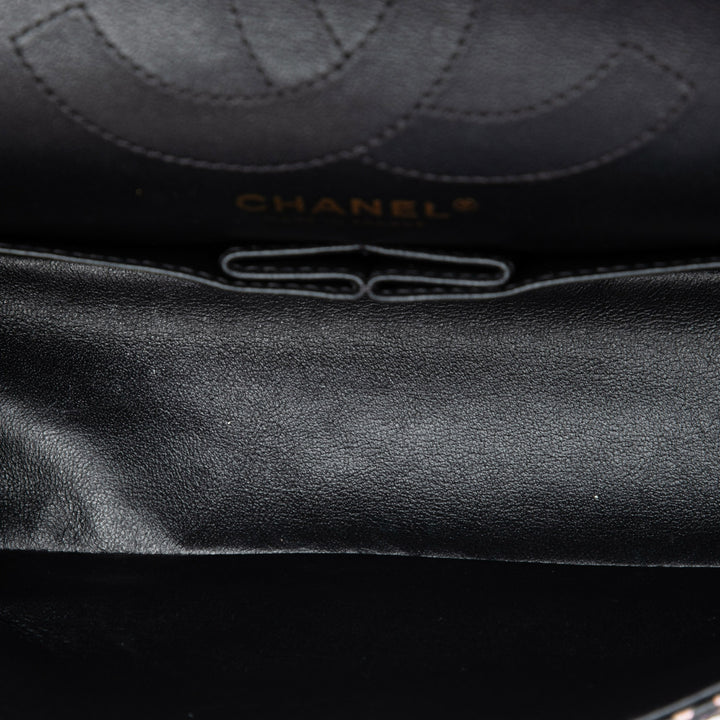 Chanel Croc embossé Graffiti Cocodile Reissue 2.55 Double rabat 226 Cuir de veau Noir – vue 4 – GABY PARIS