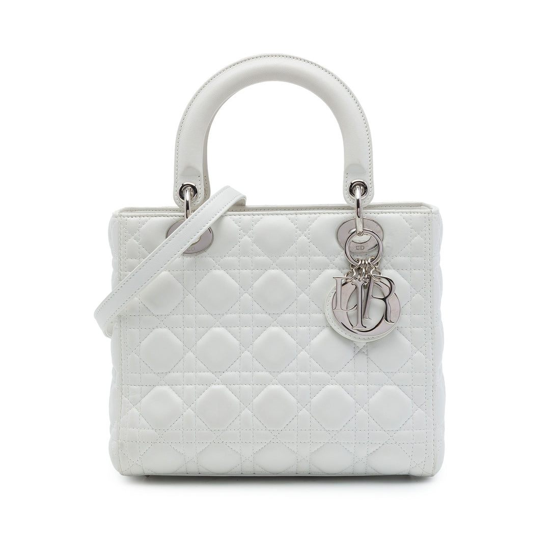 Dior Sac à main Lady Dior Cannage Moyen Cuir d'agneau Blanc – vue principale – GABY PARIS