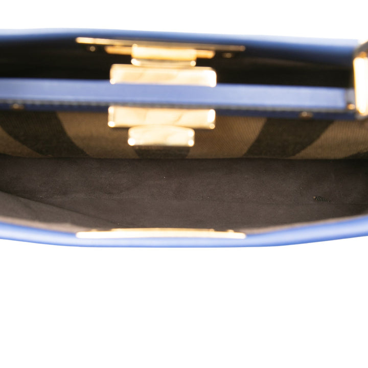 Fendi Sac à main Peekaboo Iconic Moyen Cuir de veau Bleu – vue 4 – GABY PARIS