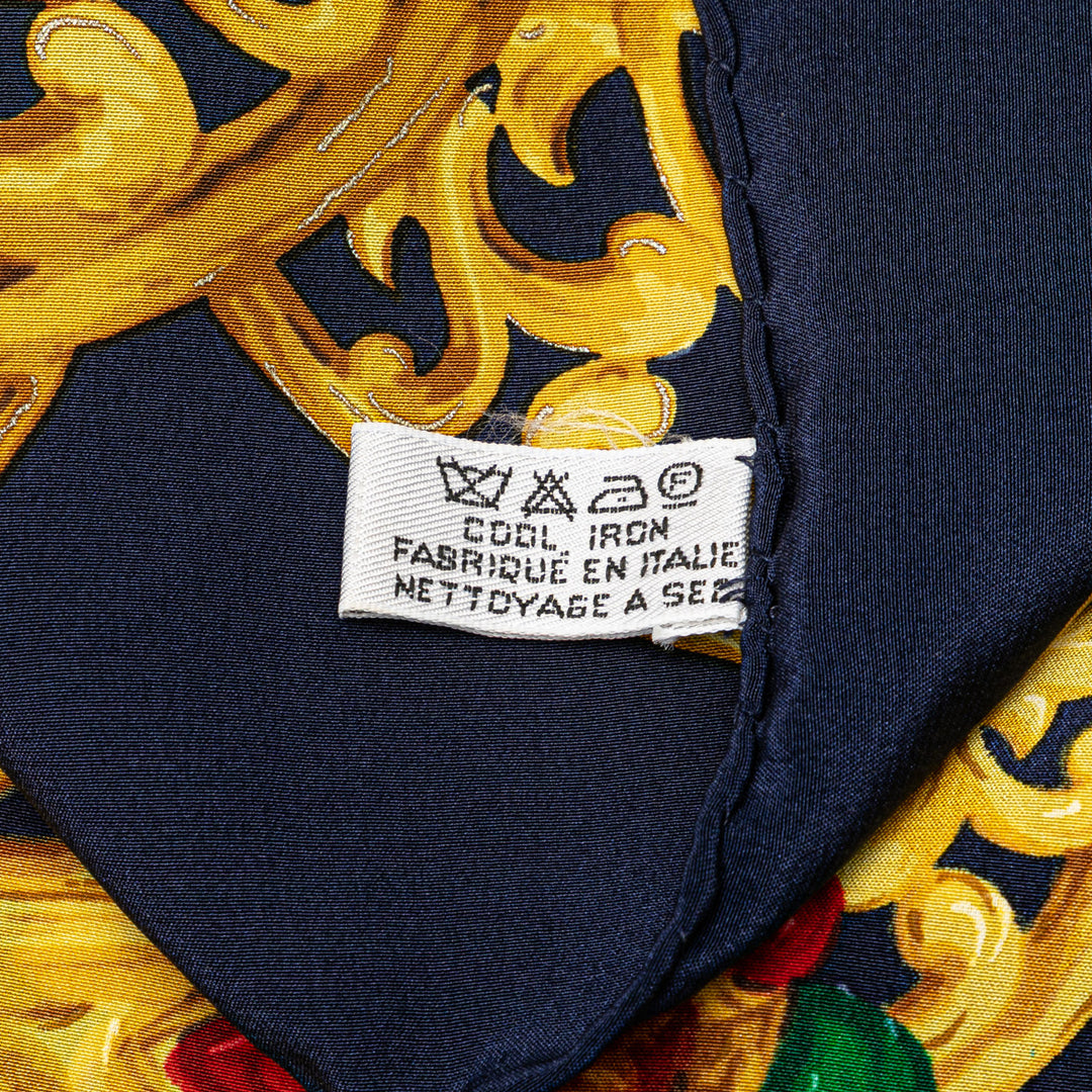 Chanel Gripoix Buttons Soie Foulard Bleu – GABY PARIS Authentique
