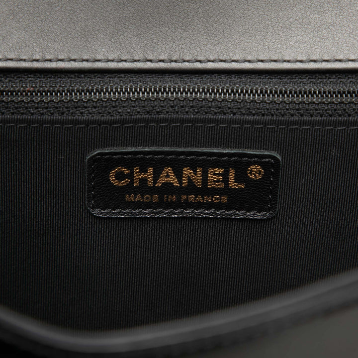 Chanel Medium Matelassé Cuir verni Boy à rabat