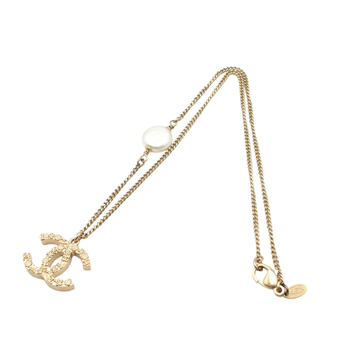 Chanel plaqué Perles fantaisie embossé CC Pendant Collier