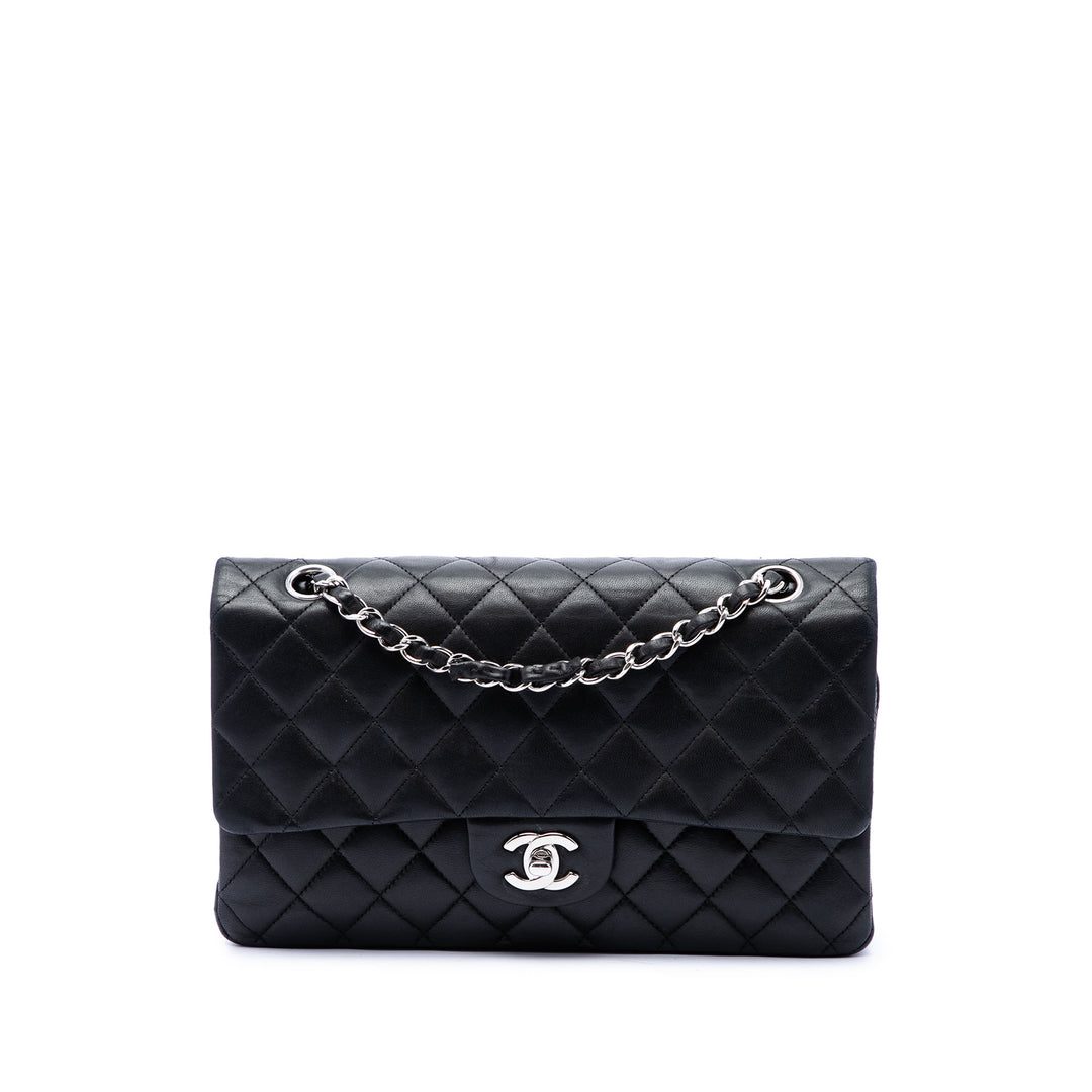 Chanel Sac porté épaule Classic Double rabat Moyen Cuir d'agneau Noir – vue principale – GABY PARIS