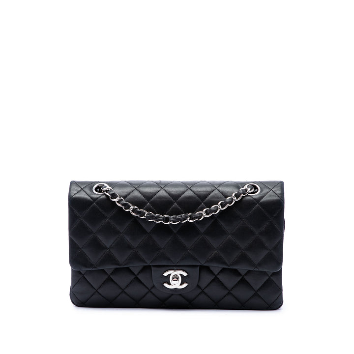 Chanel Sac porté épaule Classic Double rabat Moyen Cuir d'agneau Noir – vue principale – GABY PARIS