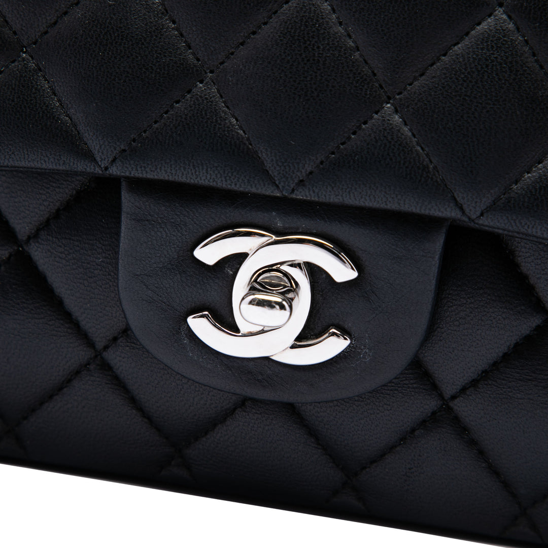 Chanel Sac porté épaule Classic Double rabat Moyen Cuir d'agneau Noir – vue 5 – GABY PARIS