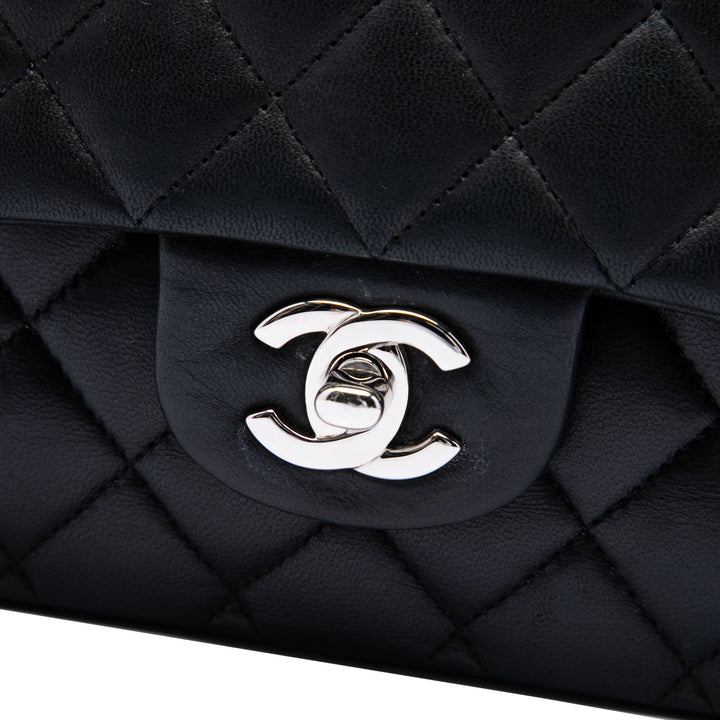 Chanel Sac porté épaule Classic Double rabat Moyen Cuir d'agneau Noir – vue 5 – GABY PARIS