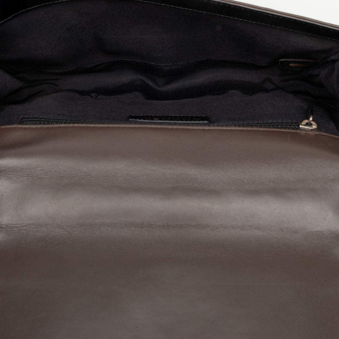 Chanel Old Medium Bicolor Glazed Cuir de veau Boy à rabat