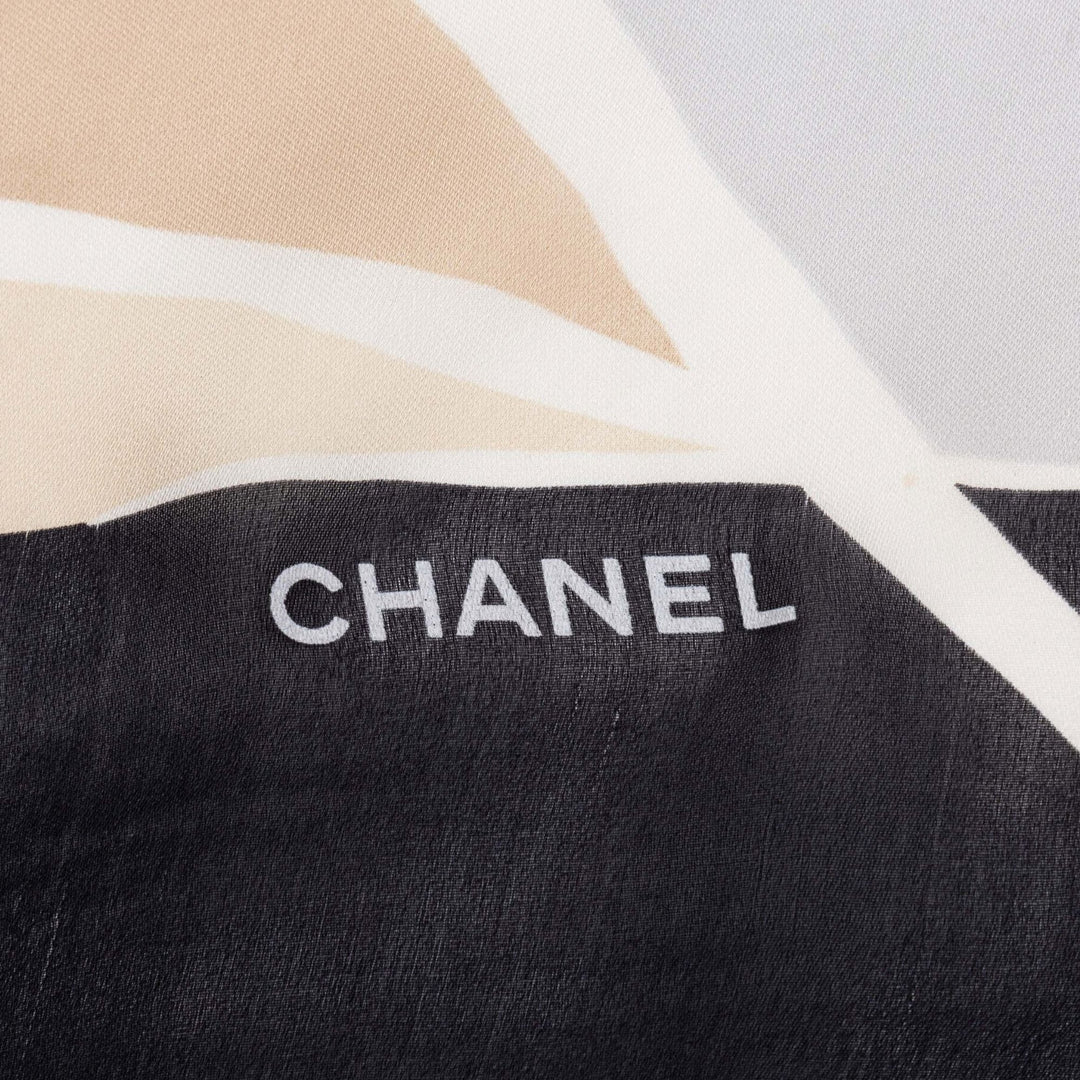 Chanel Foulard CC Geometric Imprimé Noir – vue 2 – GABY PARIS