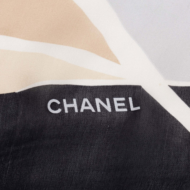 Chanel Foulard CC Geometric Imprimé Noir – vue 2 – GABY PARIS