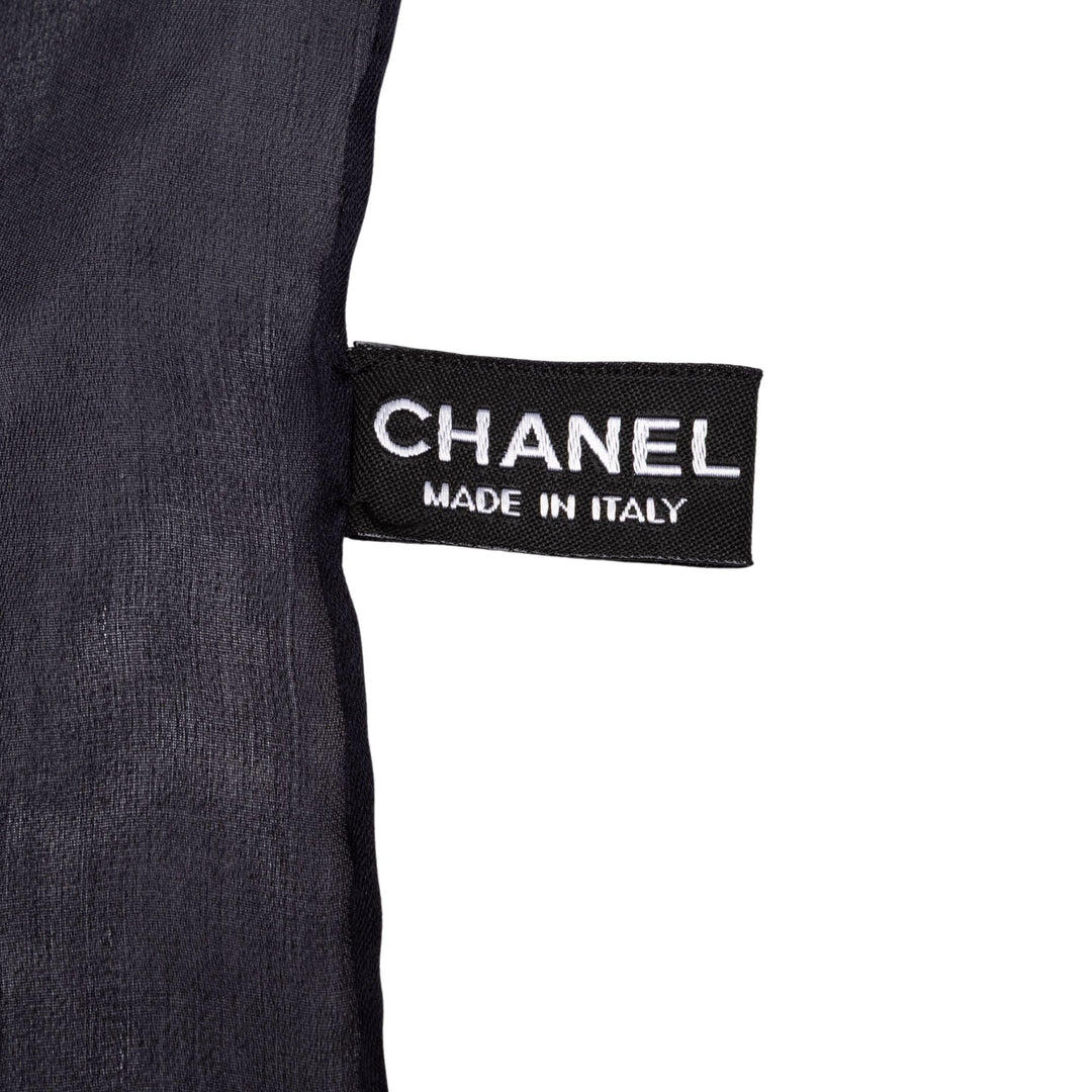 Chanel Foulard CC Geometric Imprimé Noir – vue 3 – GABY PARIS