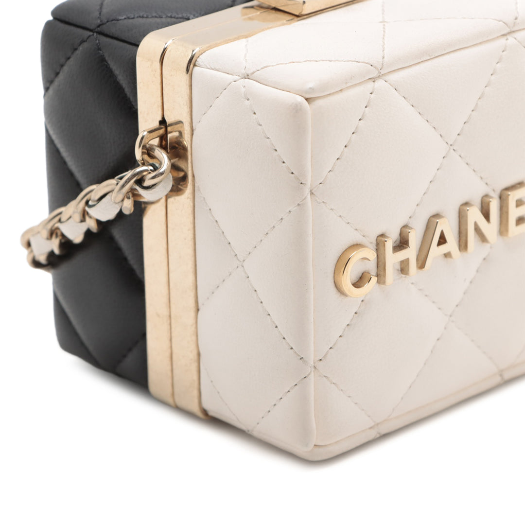 Chanel Bicolor Quilted Cuir d’agneau Cube Pochette with Chain Blanc