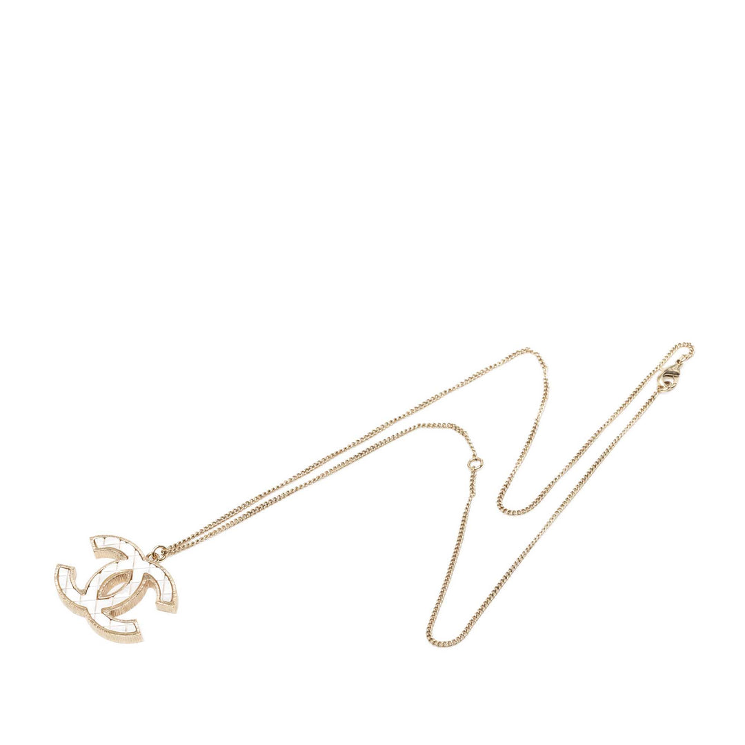 Chanel CC plaqué Matelassé Pendant Collier Doré – vue principale – GABY PARIS