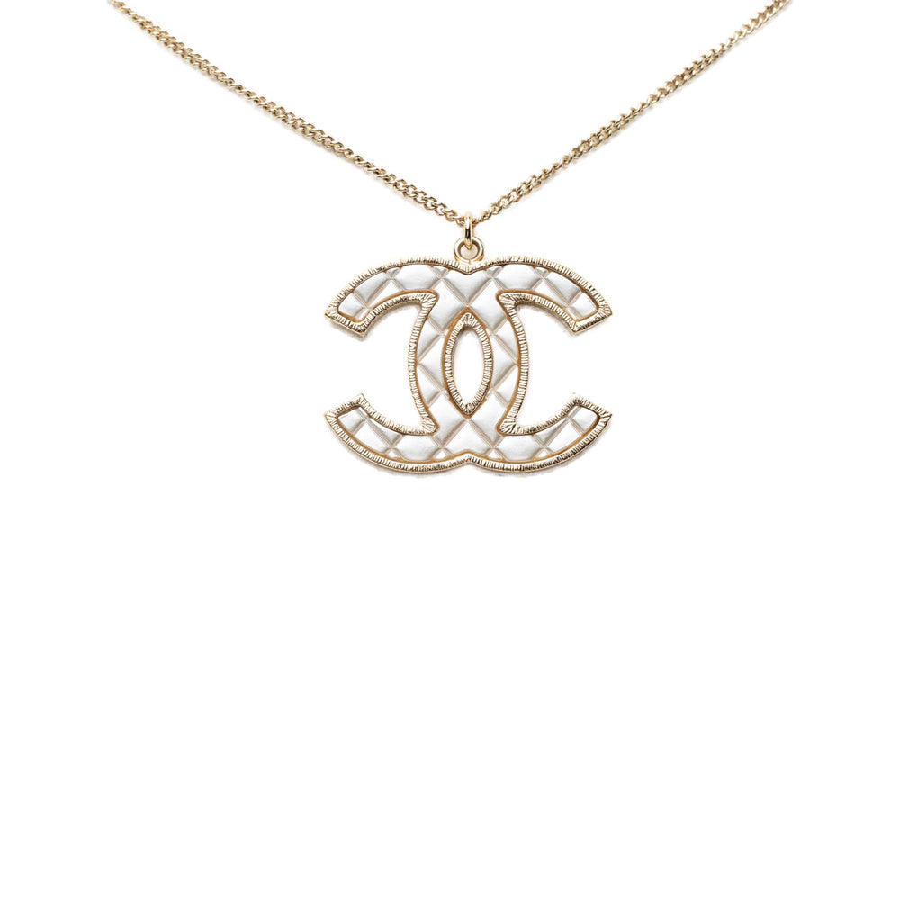 Chanel CC plaqué Matelassé Pendant Collier Doré – vue 2 – GABY PARIS