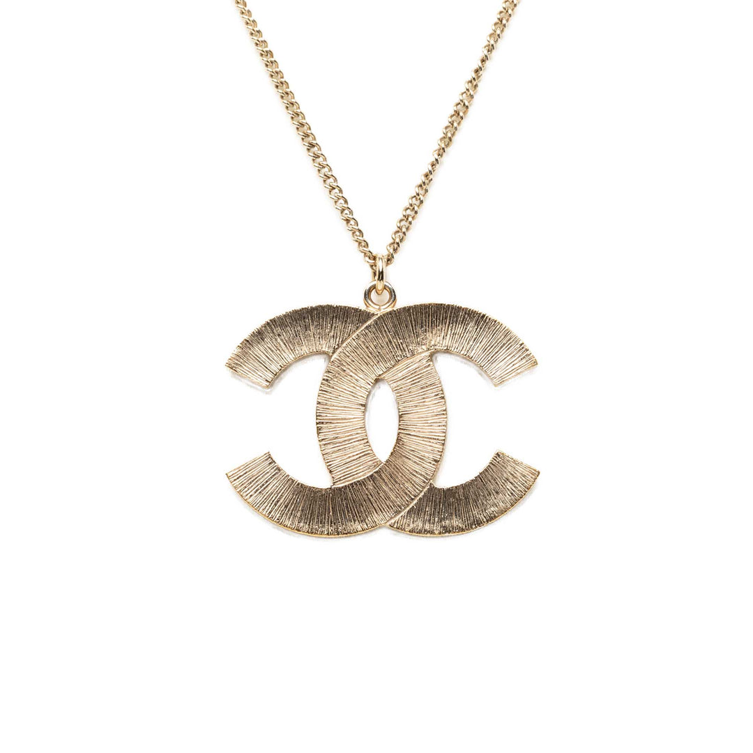 Chanel CC plaqué Matelassé Pendant Collier Doré – vue 3 – GABY PARIS