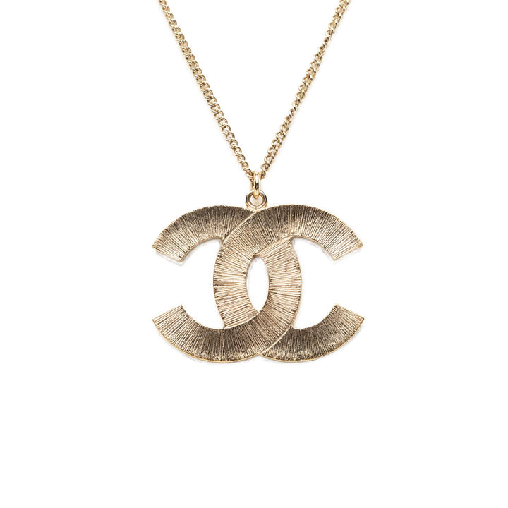 Chanel CC plaqué Matelassé Pendant Collier Doré – vue 3 – GABY PARIS