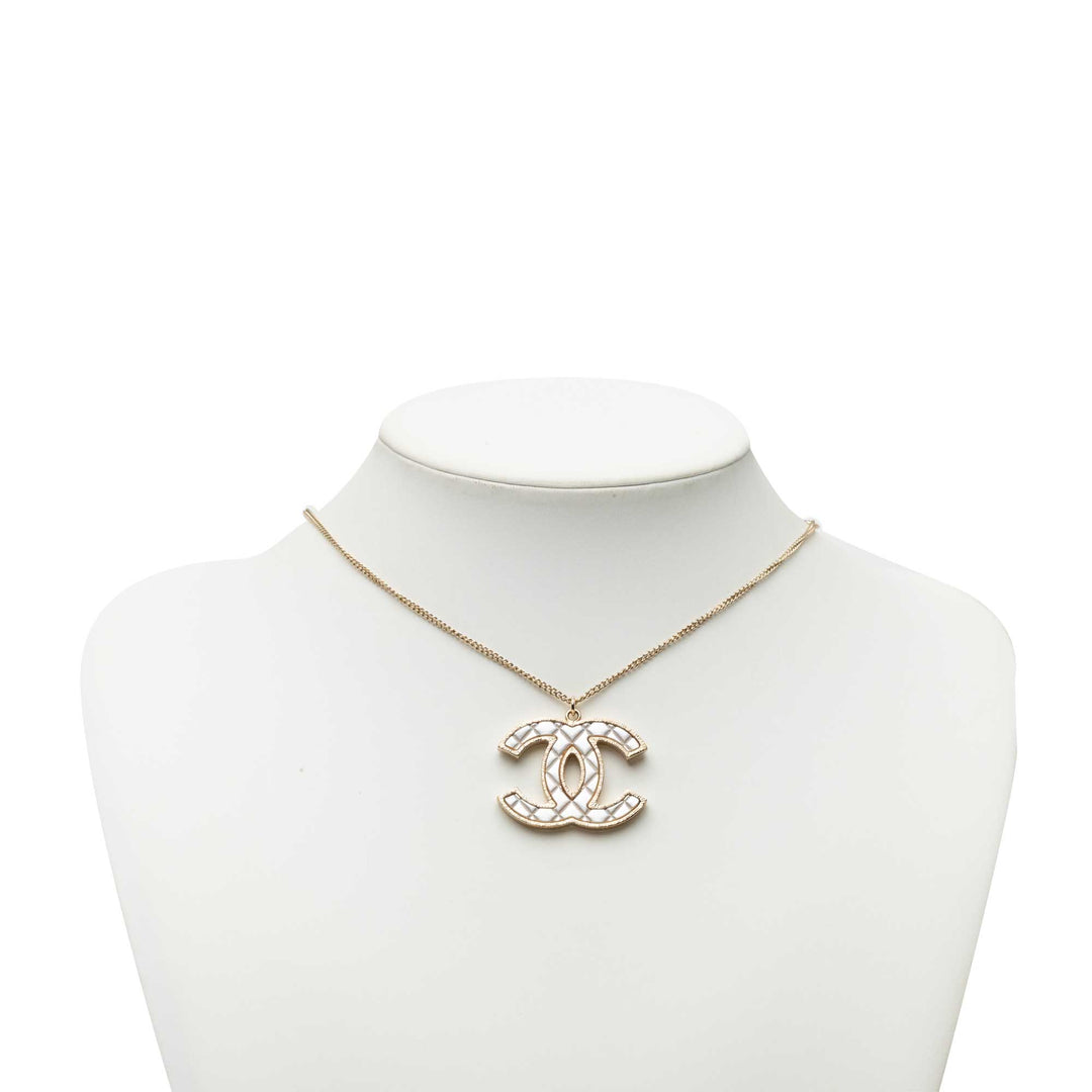 Chanel CC plaqué Matelassé Pendant Collier Doré – vue 5 – GABY PARIS