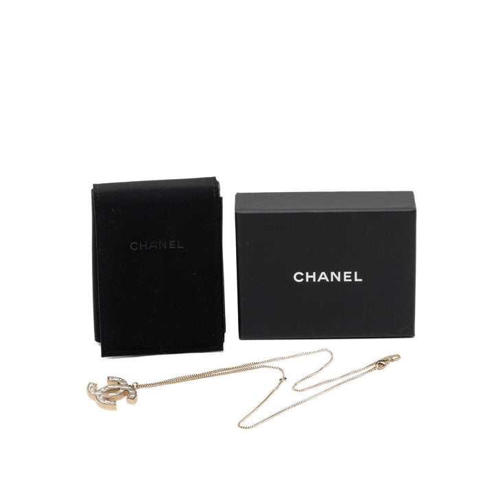 Chanel CC plaqué Matelassé Pendant Collier Doré – vue 6 – GABY PARIS