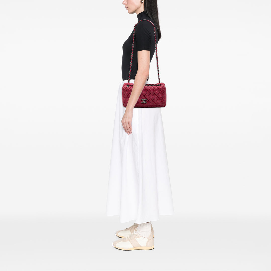 Chanel Matelassé Irisé New Bubble à rabat Grand Cuir de veau Rouge – vue 6 – GABY PARIS