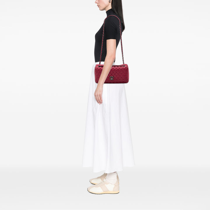 Chanel Matelassé Irisé New Bubble à rabat Grand Cuir de veau Rouge – vue 6 – GABY PARIS