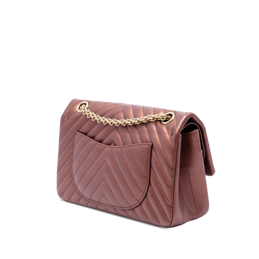 Chanel Sac porté épaule Chevron Métallisé vieilli Reissue 2.55 Double rabat 225 Cuir de veau Rose – vue 2 – GABY PARIS