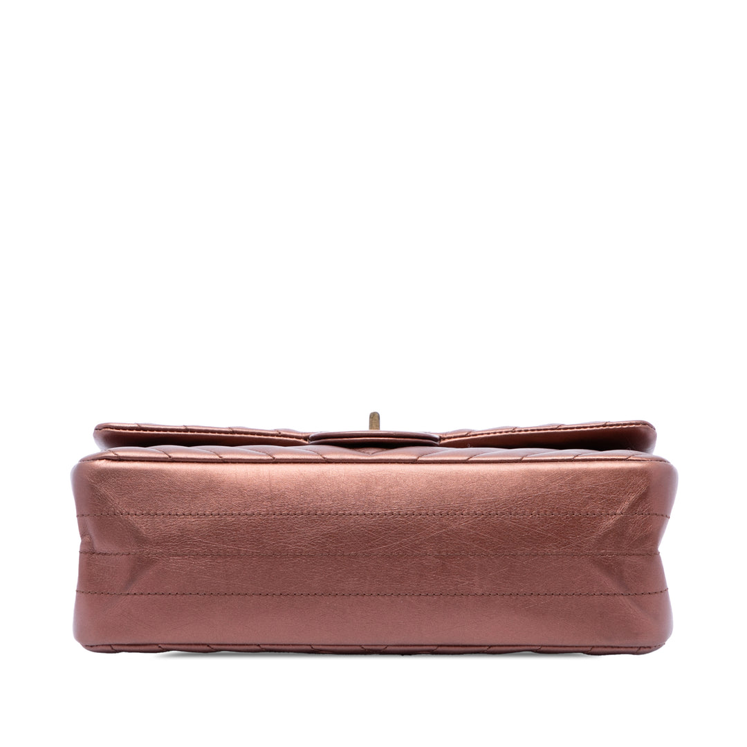 Chanel Sac porté épaule Chevron Métallisé vieilli Reissue 2.55 Double rabat 225 Cuir de veau Rose – vue 3 – GABY PARIS