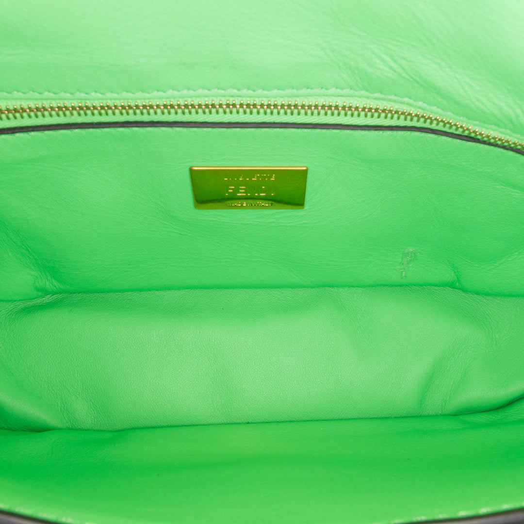 Fendi Sac porté épaule Zucca embossé Chaîne Midi Baguette Vert – vue 4 – GABY PARIS