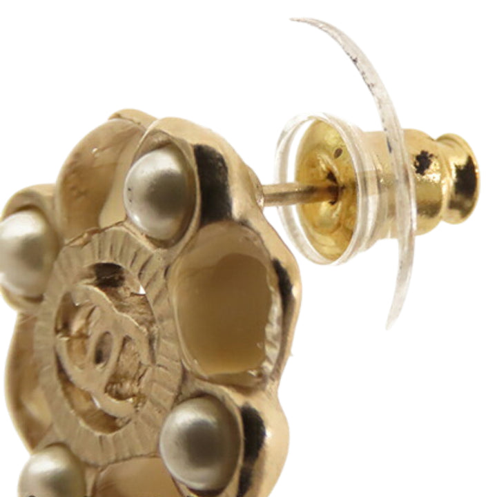 Chanel CC Doré Plated Resin and Faux Pearl Push Back Boucle d’oreilles Doré – GABY PARIS Authentique