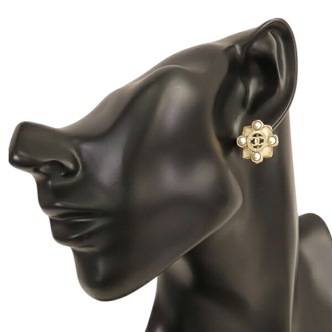 Chanel CC Doré Plated Resin and Faux Pearl Push Back Boucle d’oreilles Doré – GABY PARIS Authentique