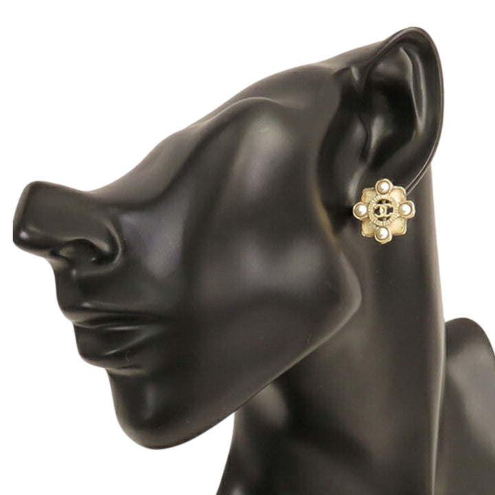 Chanel CC Doré Plated Resin and Faux Pearl Push Back Boucle d’oreilles Doré – GABY PARIS Authentique