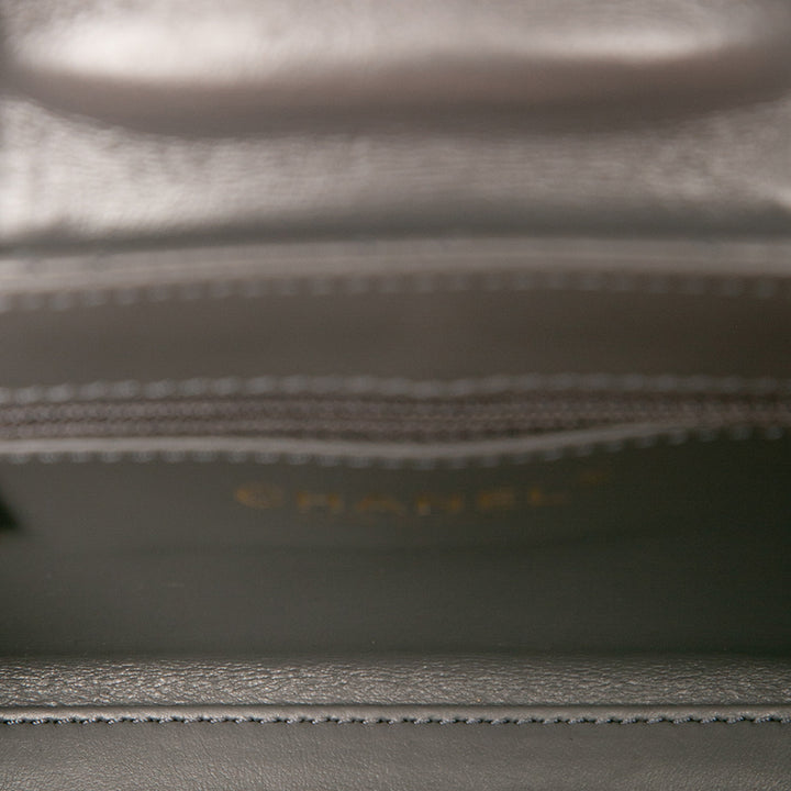Chanel Cabas brillant vieilli Kelly Nano Cuir de veau Gris – vue 4 – GABY PARIS
