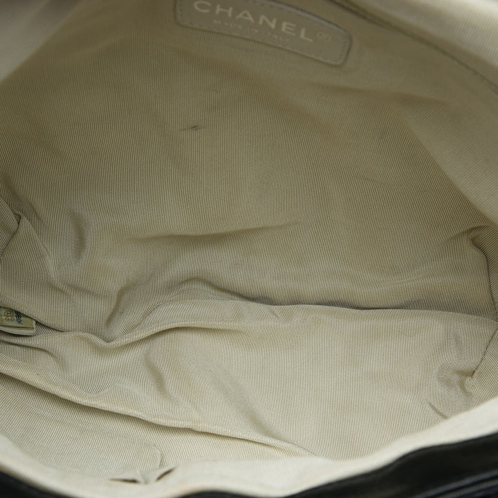 Chanel Matelassé Washed Sac rond à chaîne Sac Messenger Grand Cuir d'agneau Noir – vue 4 – GABY PARIS