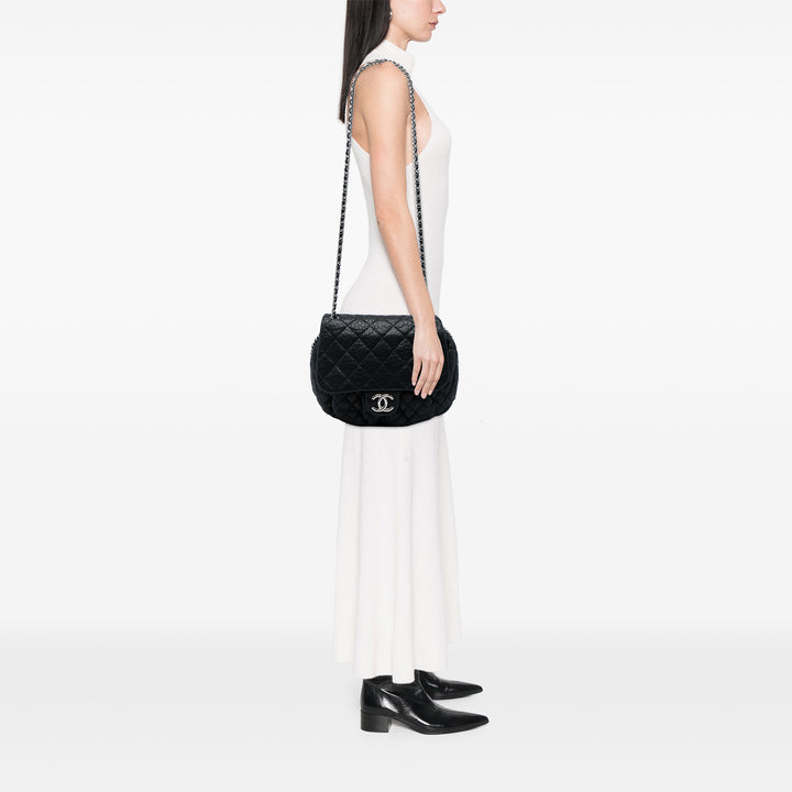 Chanel Matelassé Washed Sac rond à chaîne Sac Messenger Grand Cuir d'agneau Noir – vue 5 – GABY PARIS