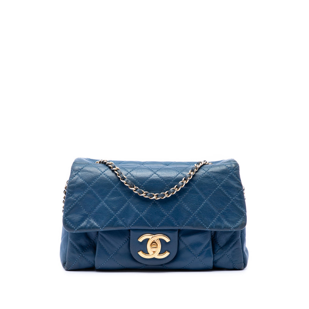 Chanel Small Matelassé Iridescent Cuir de veau Chic Quilt à rabat