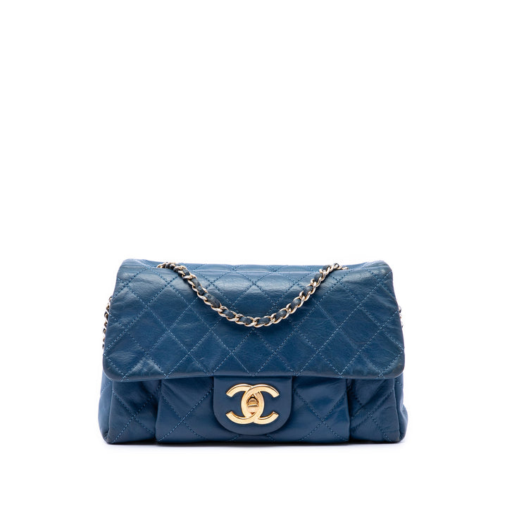 Chanel Small Matelassé Iridescent Cuir de veau Chic Quilt à rabat