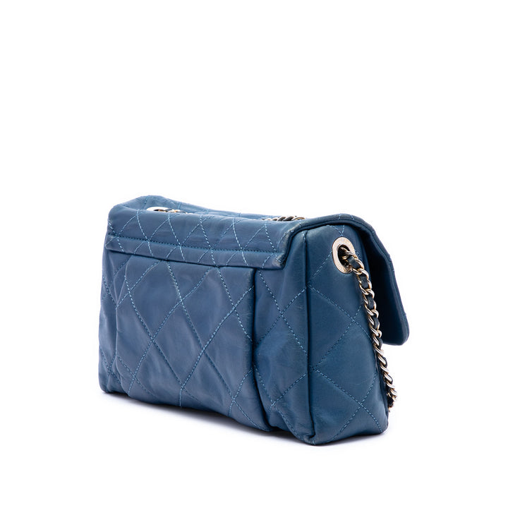 Chanel Small Matelassé Iridescent Cuir de veau Chic Quilt à rabat
