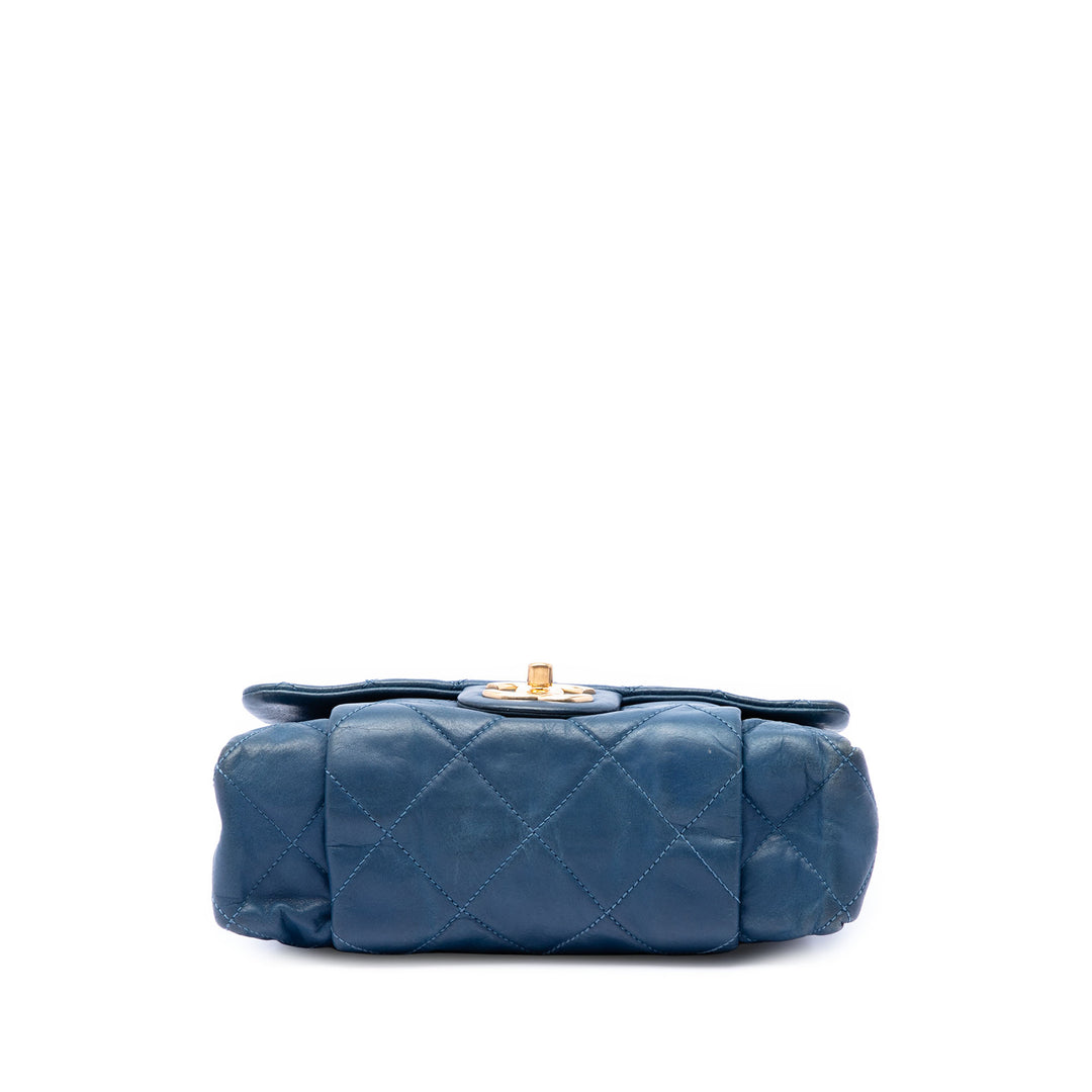 Chanel Small Matelassé Iridescent Cuir de veau Chic Quilt à rabat