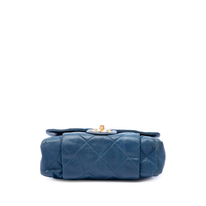 Chanel Small Matelassé Iridescent Cuir de veau Chic Quilt à rabat