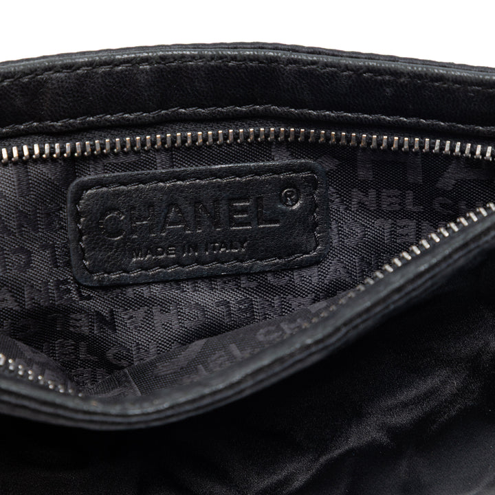 Chanel embossé Camellia Chaîne Pochette Satin