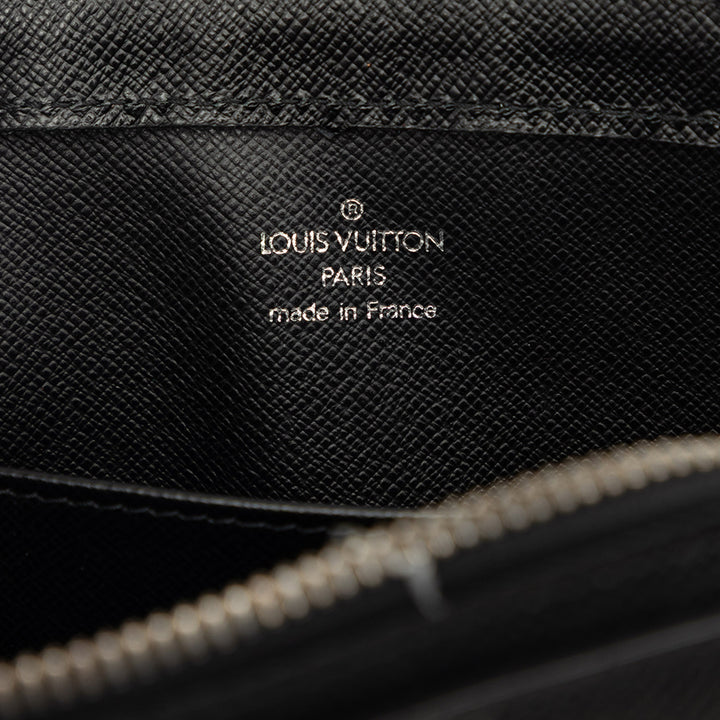 Louis Vuitton Taiga Pochette Baikal Noir – vue 5 – GABY PARIS
