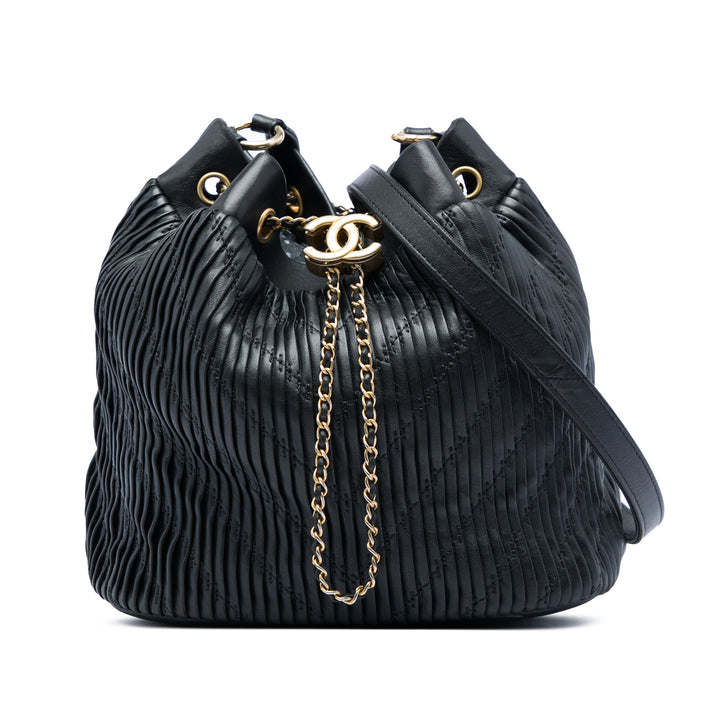 Chanel Froissé Coco Pleats Sac à cordon seau Moyen Cuir de veau Noir