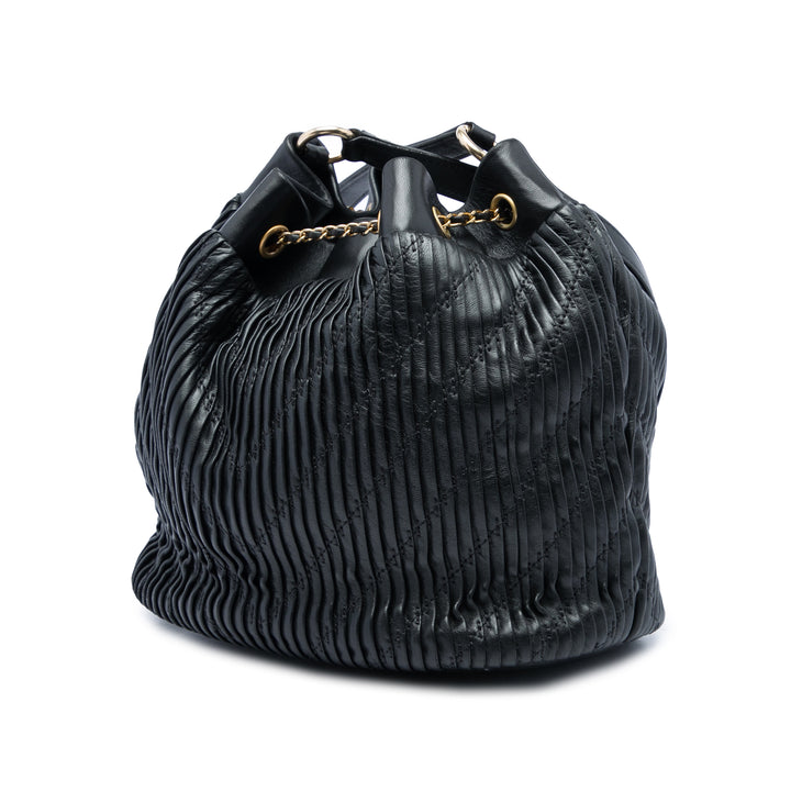 Chanel Froissé Coco Pleats Sac à cordon seau Moyen Cuir de veau Noir