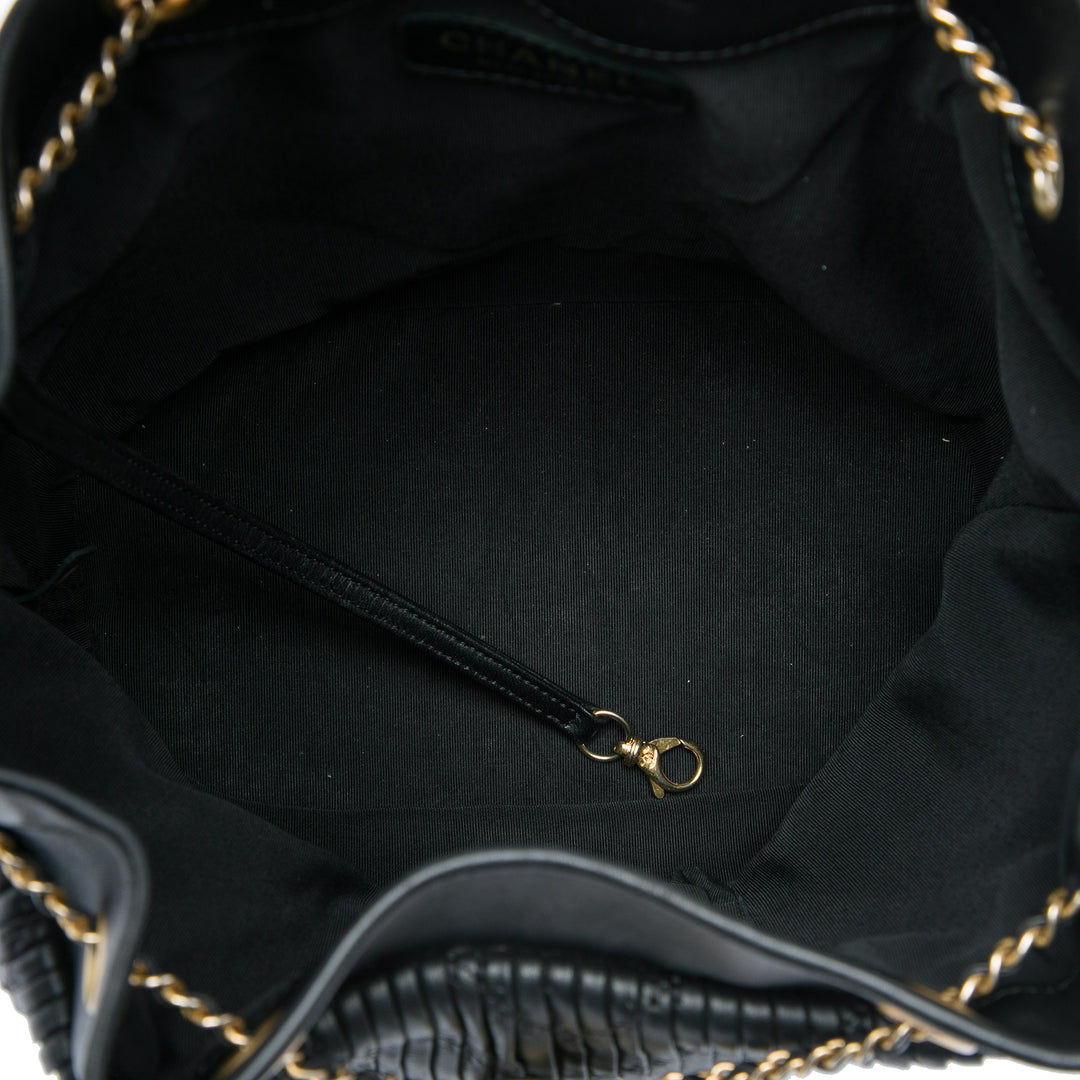 Chanel Froissé Coco Pleats Sac à cordon seau Moyen Cuir de veau Noir