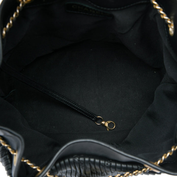 Chanel Froissé Coco Pleats Sac à cordon seau Moyen Cuir de veau Noir