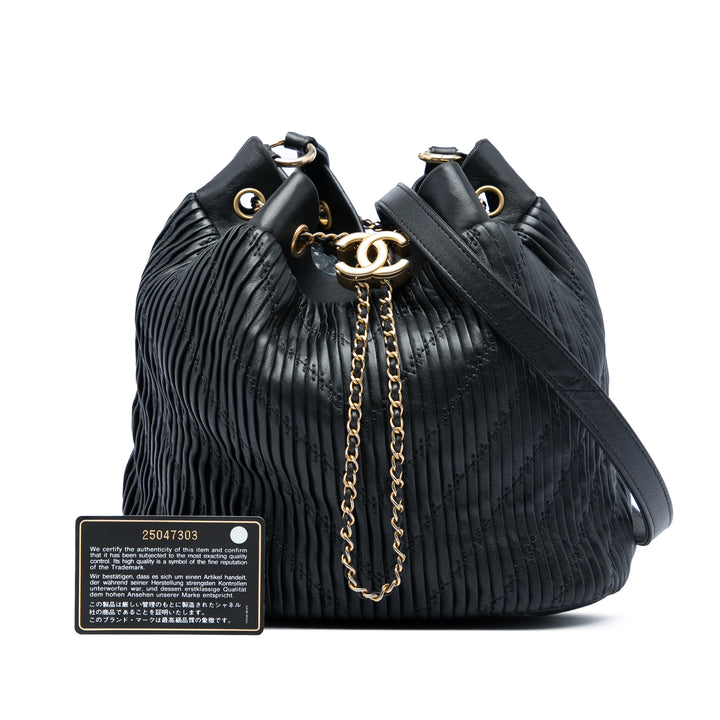 Chanel Froissé Coco Pleats Sac à cordon seau Moyen Cuir de veau Noir