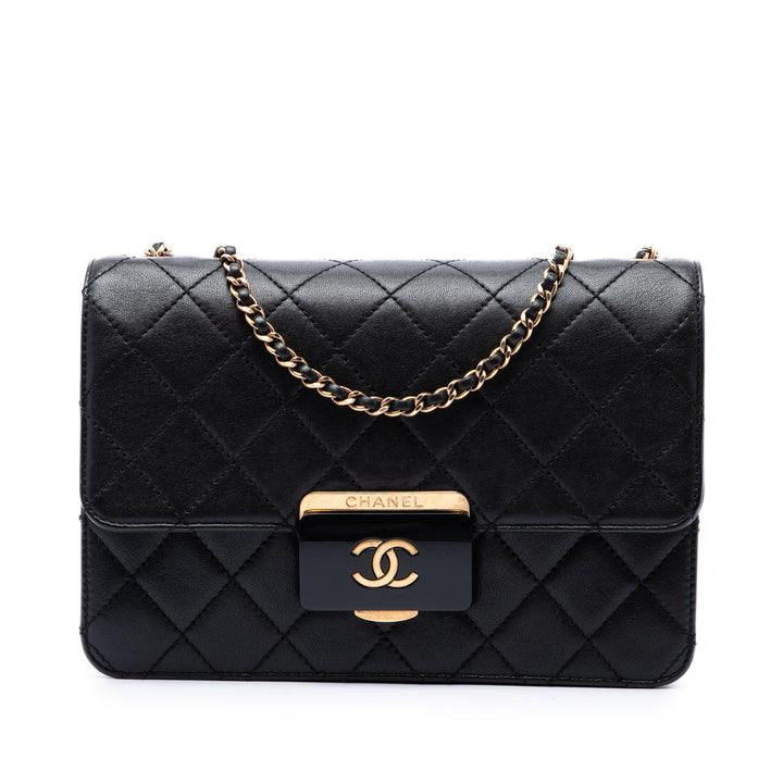 Chanel Matelassé Beauty Lock à rabat Moyen de mouton Noir – vue principale – GABY PARIS