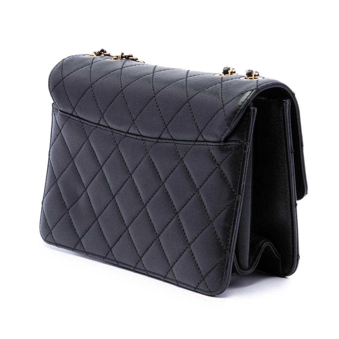 Chanel Matelassé Beauty Lock à rabat Moyen de mouton Noir – vue 2 – GABY PARIS