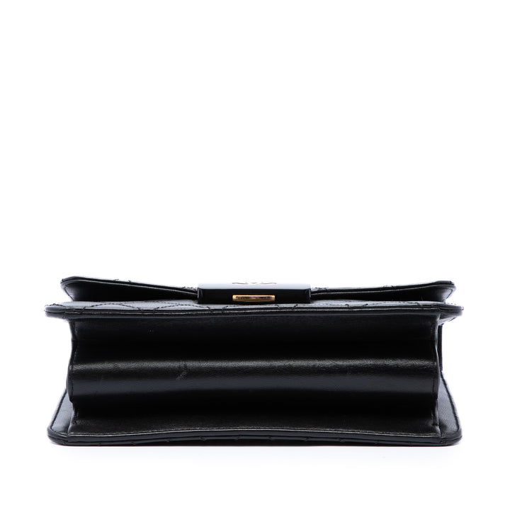 Chanel Matelassé Beauty Lock à rabat Moyen de mouton Noir – vue 3 – GABY PARIS